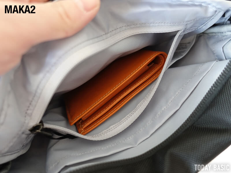 アークテリクスのマカ2の内側ポケットに二つ折り財布を収納