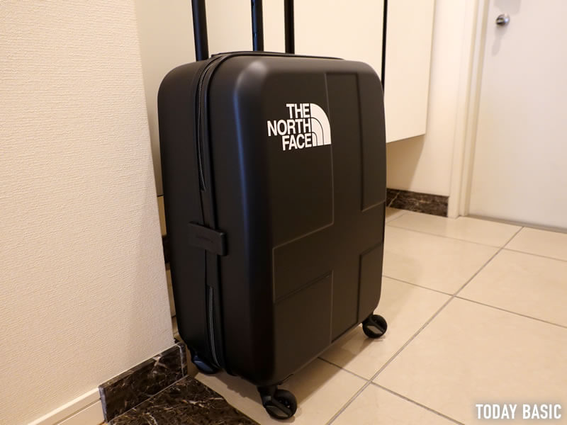 ザノースフェイスのステッカーをスーツケースに貼った画像